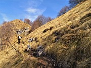 48 Uscendo dal sentiero per ripida traccia saliamo a dx  in anticima